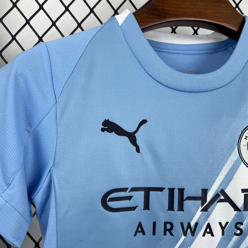 CONJUNTO INFANTIL DO MANCHESTER CITY 25/26 AZUL E BRANCO