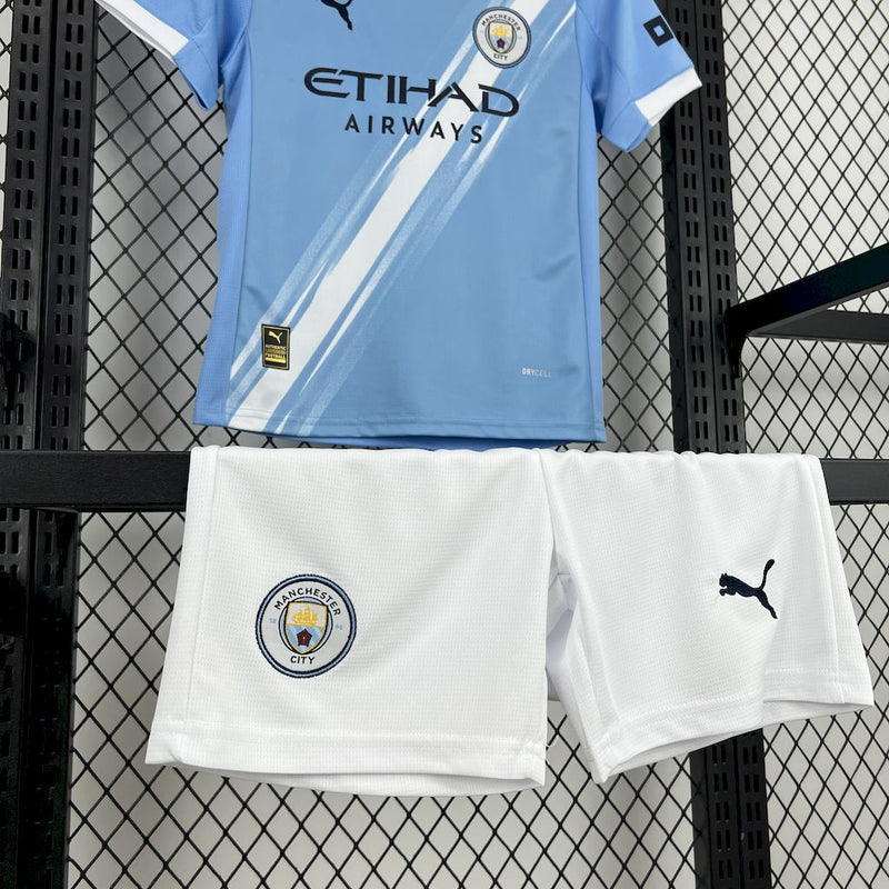 CONJUNTO INFANTIL DO MANCHESTER CITY 25/26 AZUL E BRANCO
