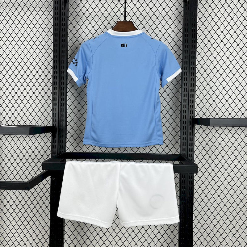 CONJUNTO INFANTIL DO MANCHESTER CITY 25/26 AZUL E BRANCO